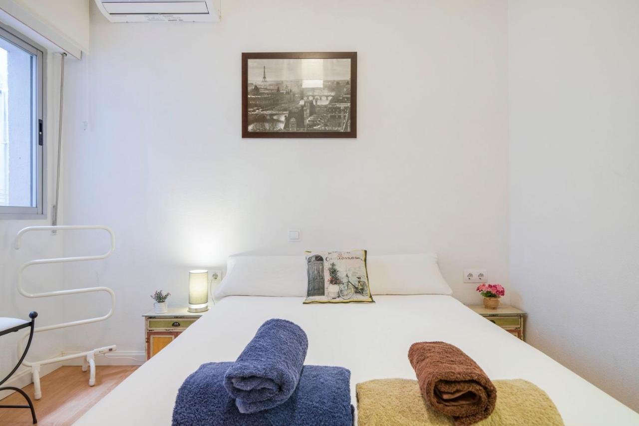 Urbanchicmalaga 3 Bedroom Spacious Quiet Historic Malaga Apt Kültér fotó