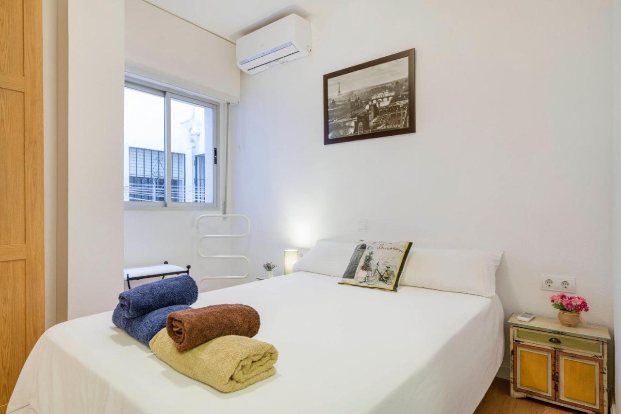 Urbanchicmalaga 3 Bedroom Spacious Quiet Historic Malaga Apt Kültér fotó